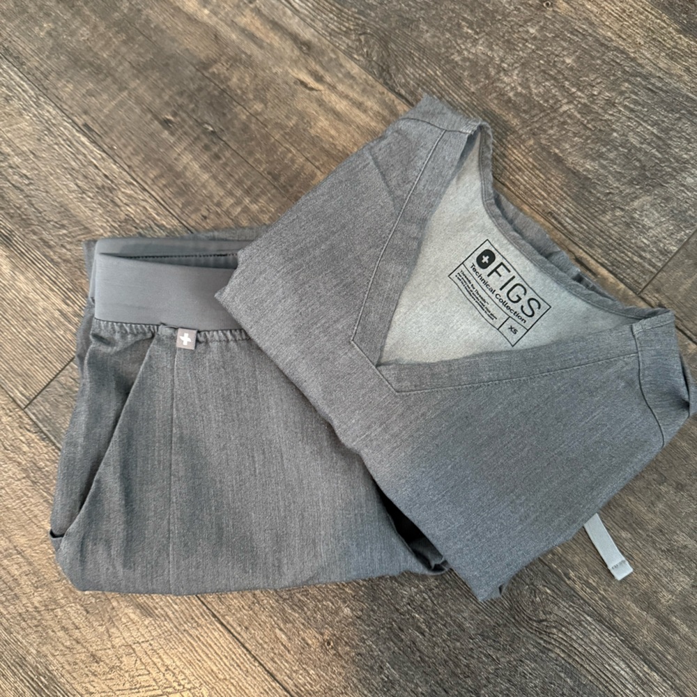 Figs Charcoal Scrub Set